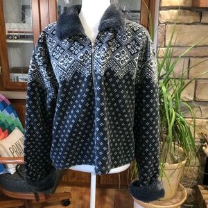 WILLI SMITH COLLECTION SIZE XLARGE GRAY AND CREAM ZIP UP SWEATER WITH FAUX FUR